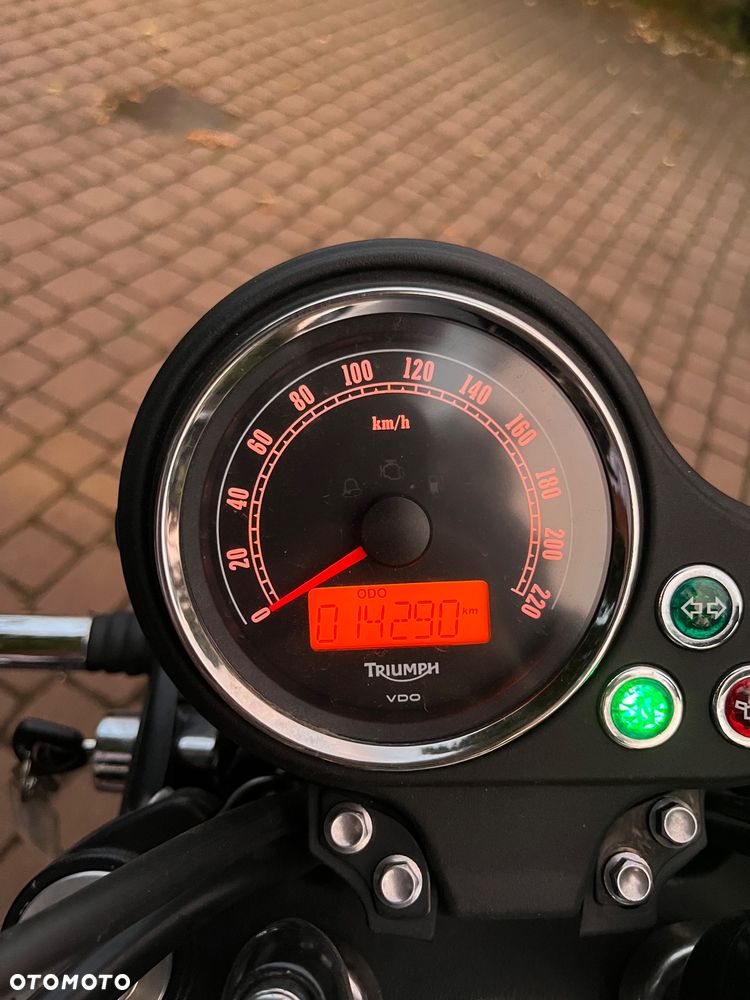 Triumph Bonneville - 8