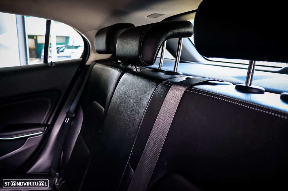 Mercedes-Benz GLA 180 d Urban - 16