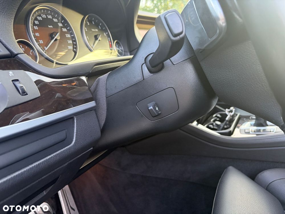 BMW Seria 5 550i - 10
