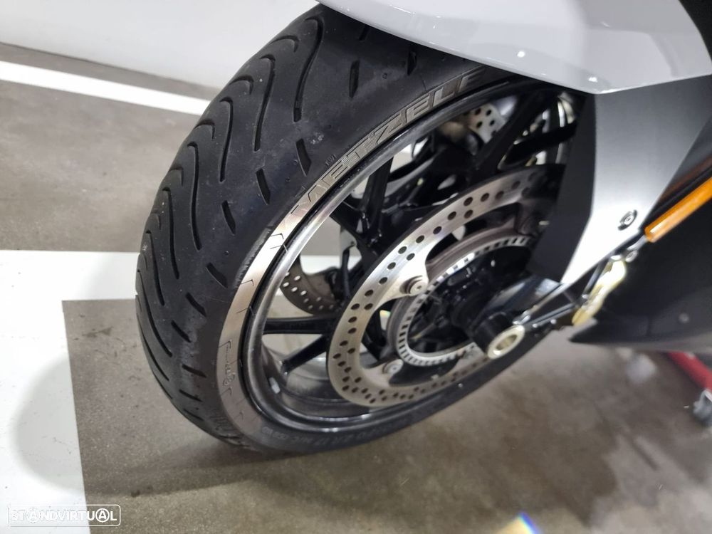 BMW K 1600 GT 1600 GT  Light-white/racing-blue met/racing-red - 13