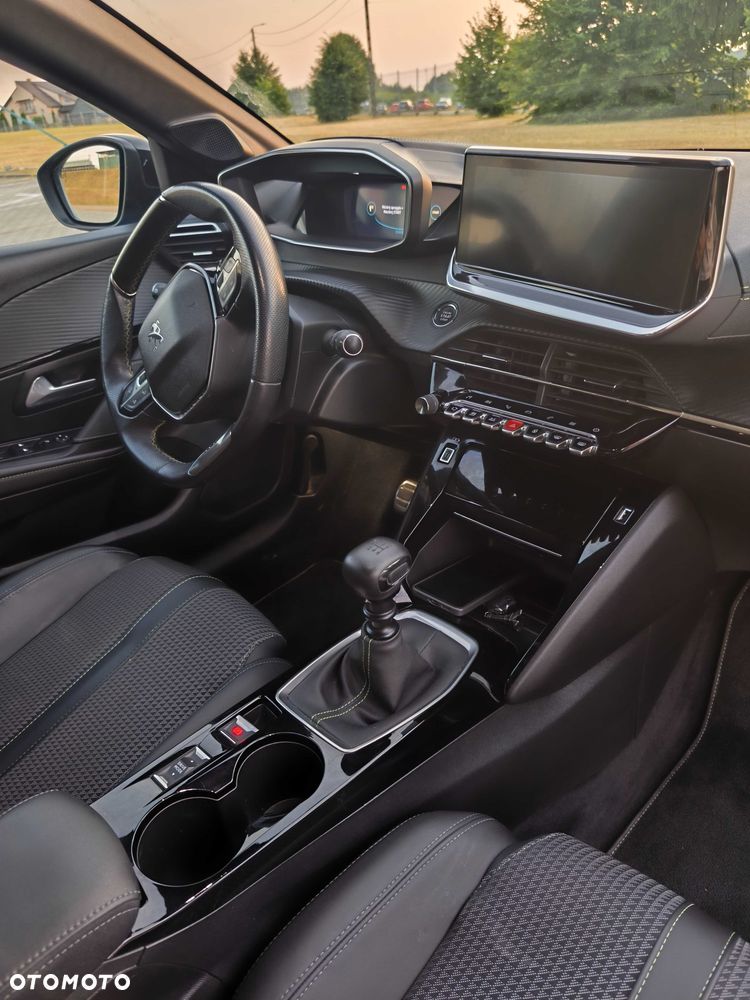Peugeot 208 - 8
