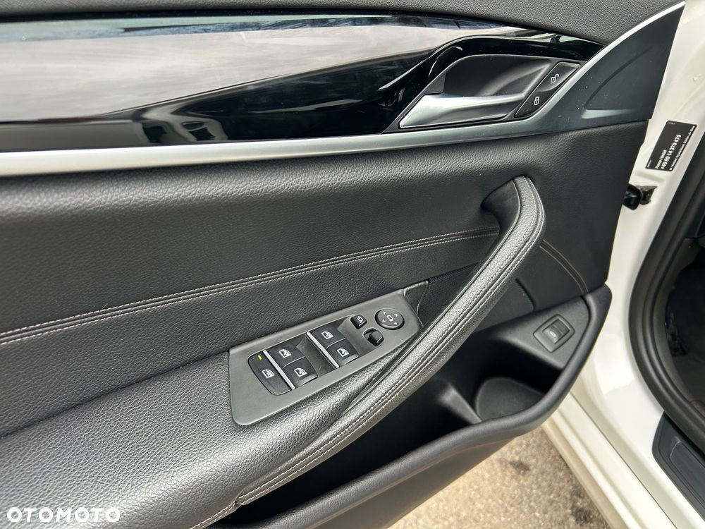 BMW Seria 5 520d Sport Line - 19