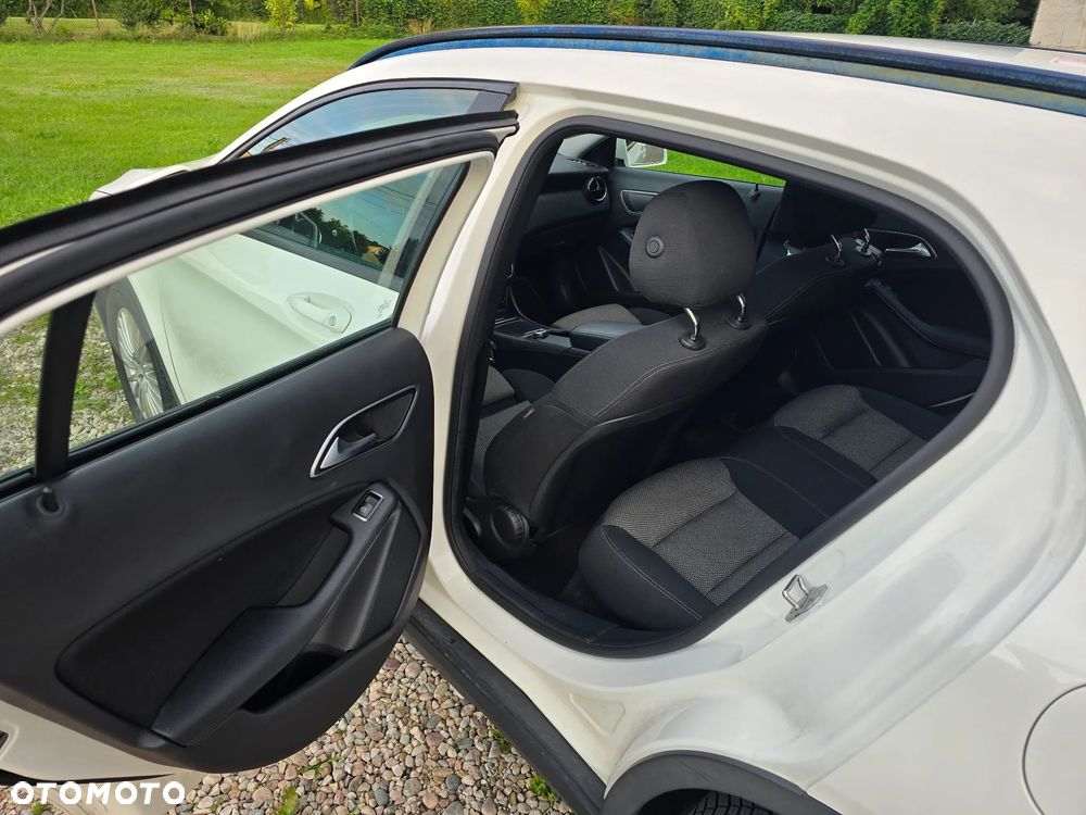 Mercedes-Benz GLA 180 7G-DCT - 11