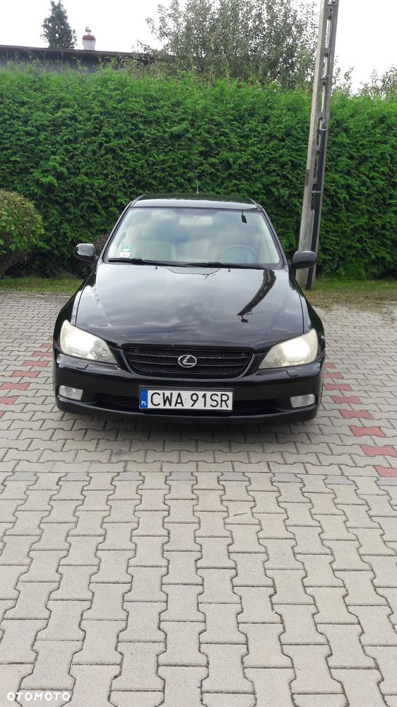 Lexus IS 300 SportCross - 1