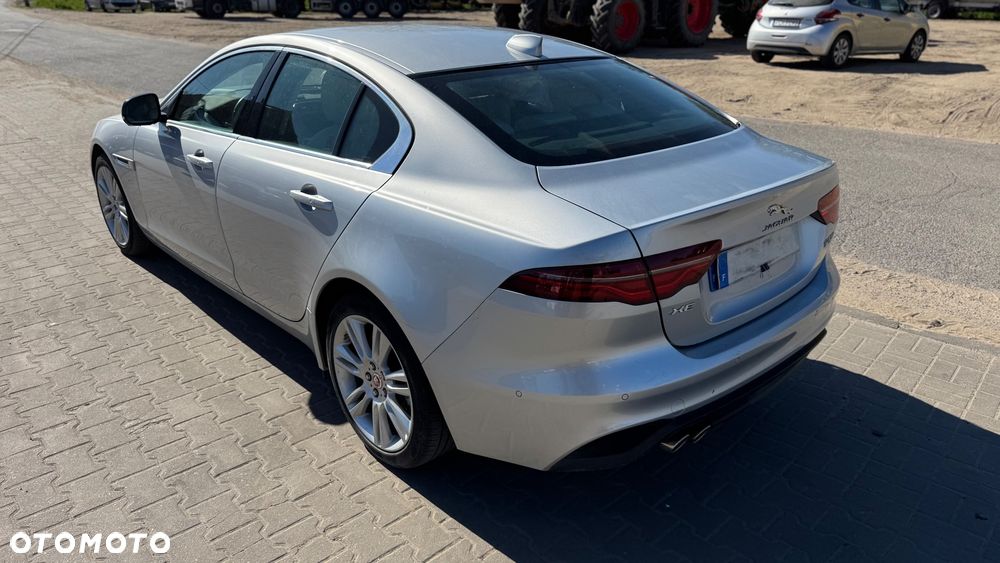 Jaguar XE 2.0 D Prestige - 3