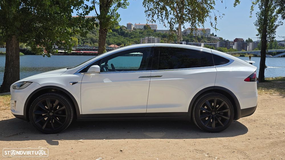 Tesla Model X - 17