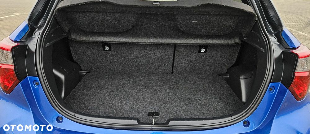 Toyota Yaris Hybrid 100 Selection Platinum - 19