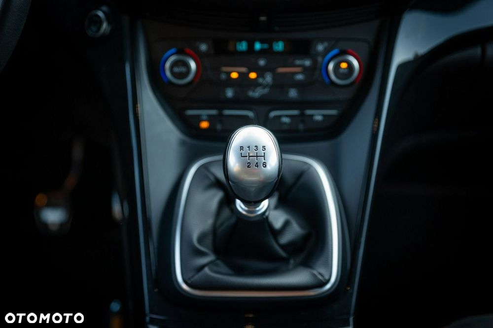 Ford Kuga 1.5 EcoBoost 2x4 Titanium - 24