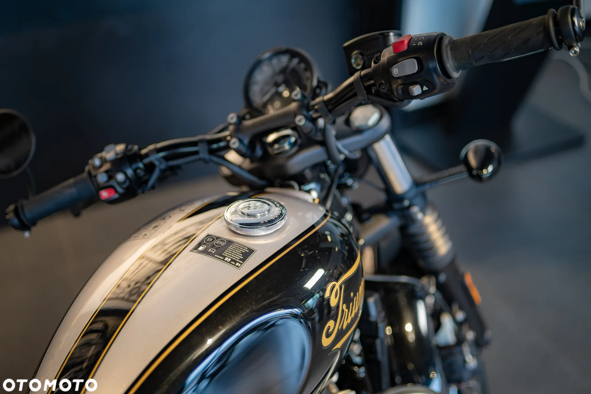 Triumph Bonneville Bobber - 25