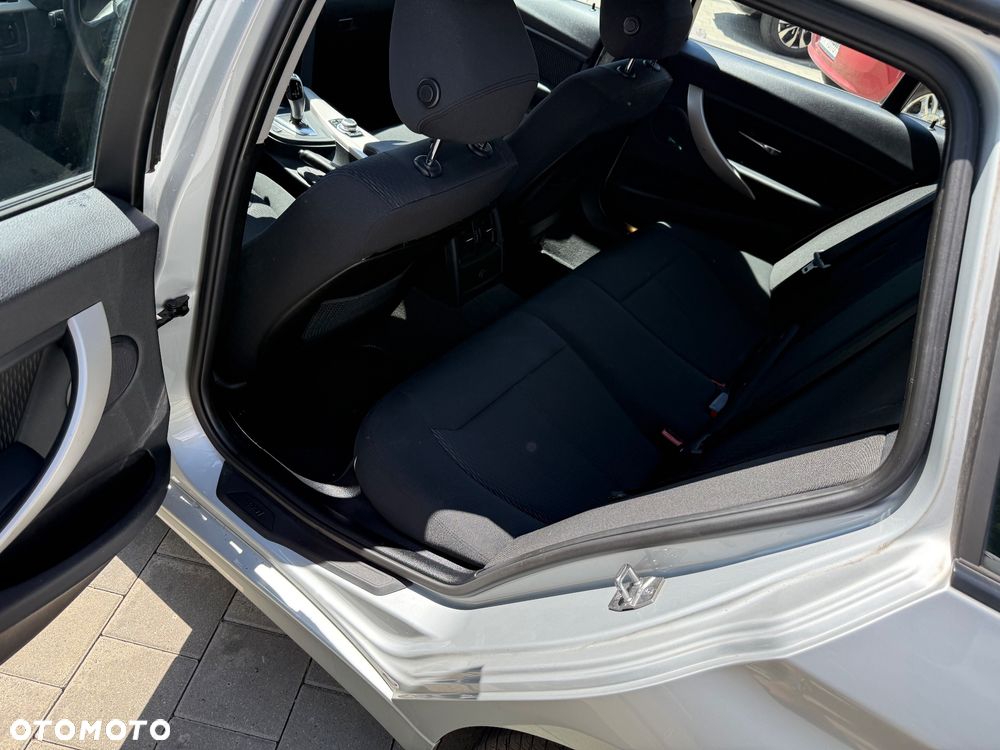 BMW Seria 3 318d Sport Line - 21