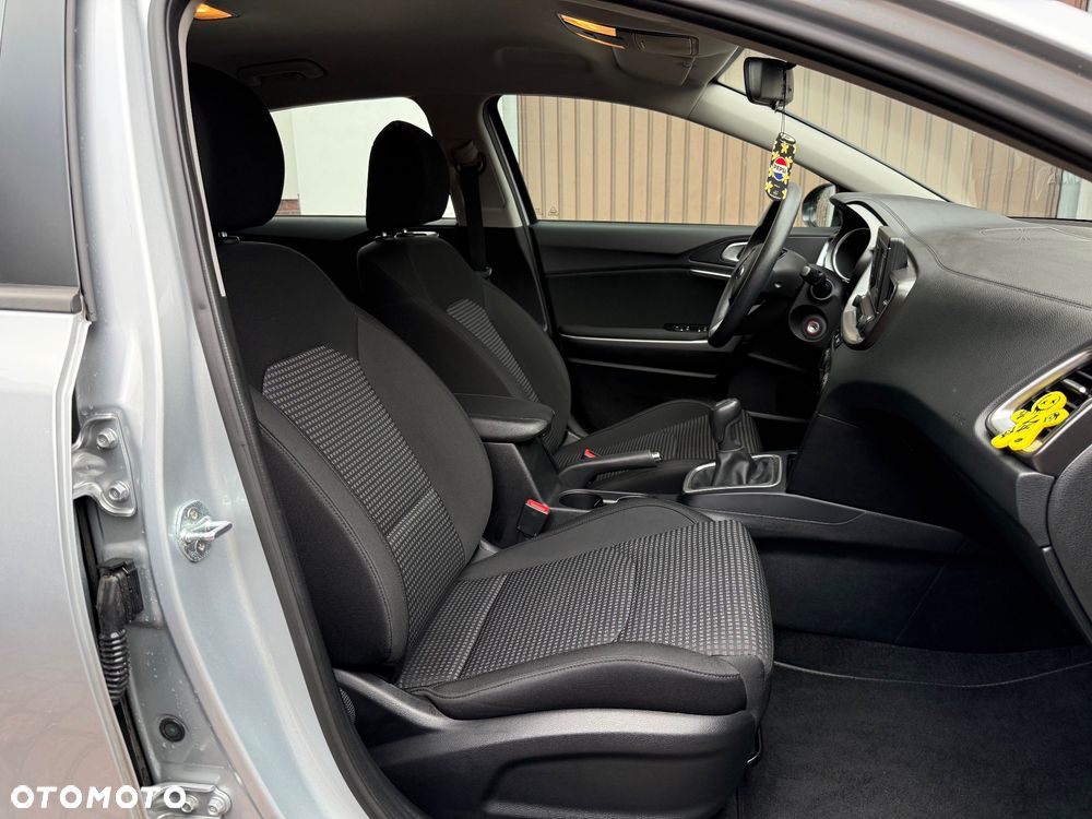 Kia Ceed - 11