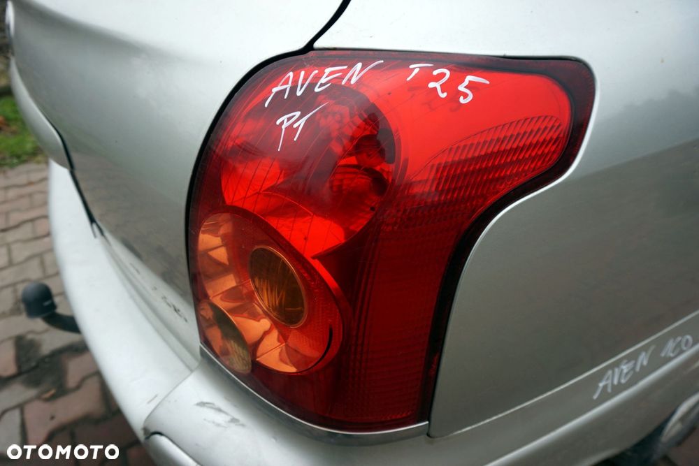 LAMPA TYLNA PRAWA AVENSIS II T25 KOMBI 81551-05180 TOYOTA 2003-2006 - 2