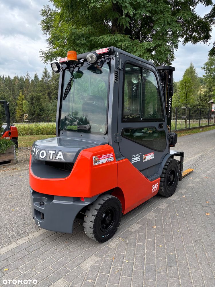 Toyota 8FDF25 8FD25F diesel 4cyl przesuw pozycjoner KABINA  55 500netto 2,5t - 2