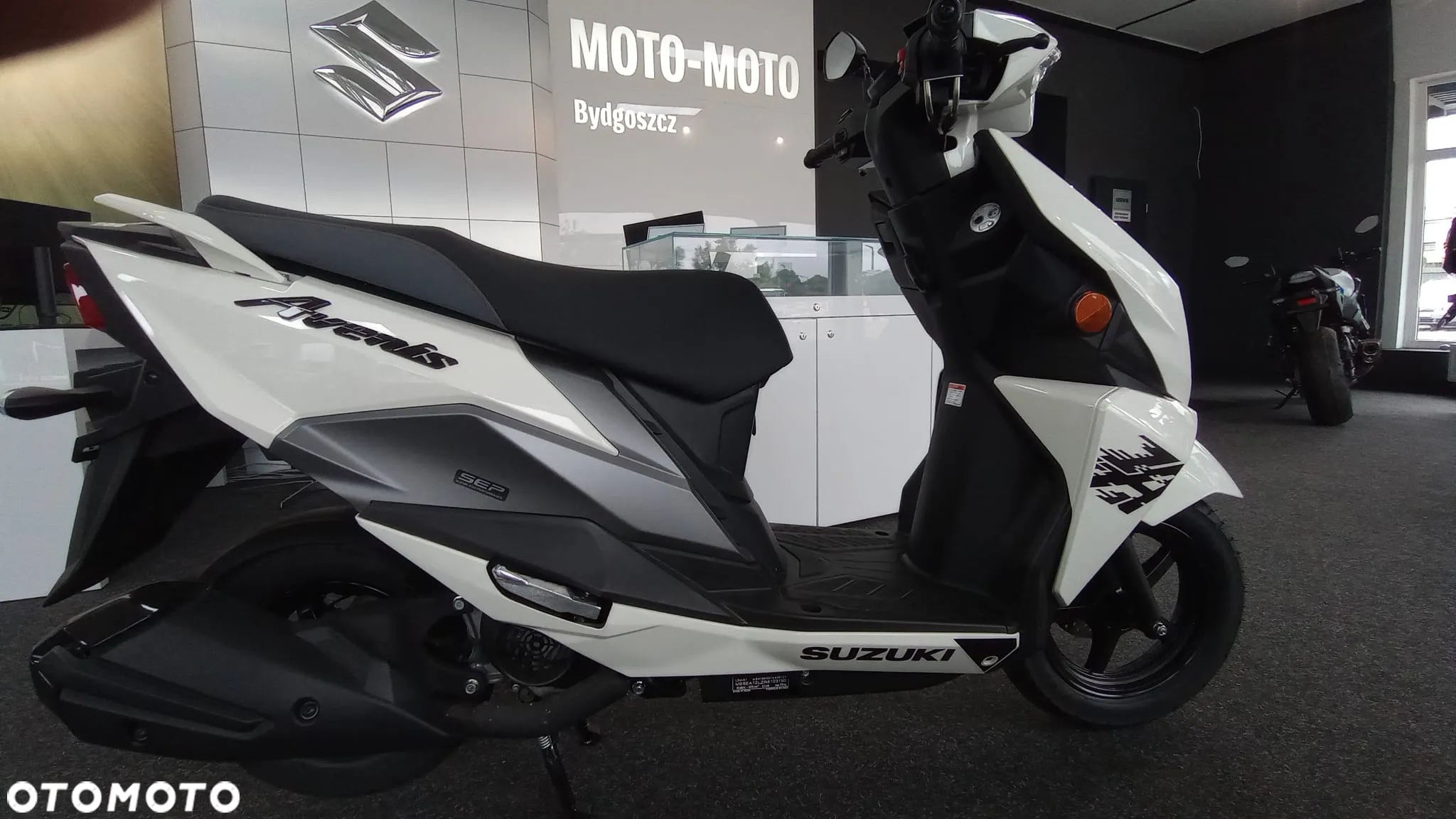 Suzuki Avenis - 4