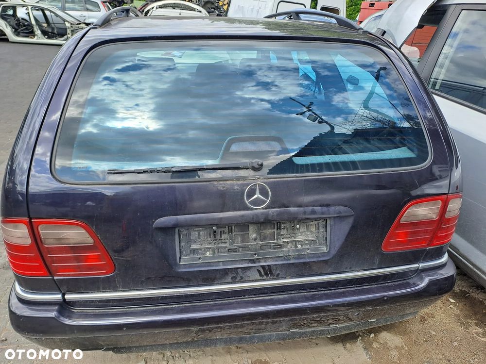 Mercedes – Benz Klasa E S/W210 (95-99r.) 2.2 CDI 125KM. Silnik 611.961 Skrzynia 717.466  lakier 339 (Violan). Cały na części. GWARANCJA !!!  Przód Tył Zestaw Komplet Drzwi Klapa Zderzak Błotnik Maska Grill Atrapa Szyba Pas Lampa Lusterko Boczki Fotel Kanapa Kokpit Deska Rozdzielcza Przełącznik Włącznik Sterownik Przewody Wiązka Instalacja Moduł Komputer Czujnik Listwa Pompa Alternator Wtryski Głowica Rozrusznik Kompresor Sprzęgło Dwumas Silnik Skrzynia ABS Klimatyzacji Paliwa Wspomagania Kolektor Turbina Przepustnica Zawór Chłodnica Koło Hak Belka Sanki Zawieszenie Mcpherson Półoś Amortyzator Wydech Tłumik Zacisk Most - 3