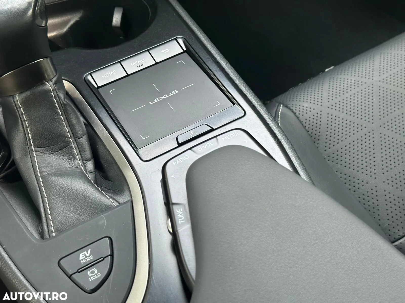 Lexus UX 250h Business Edition - 24