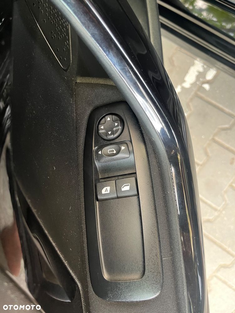 Peugeot 208 - 15
