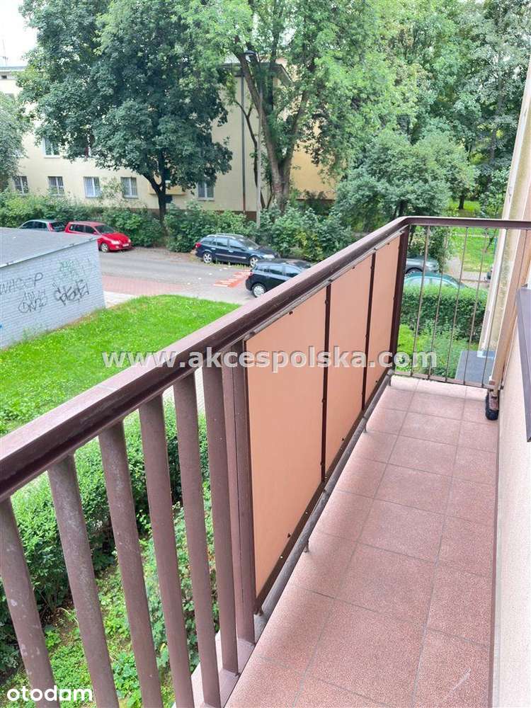 pokój dzienny z małą sypialnią, balkon, ciche