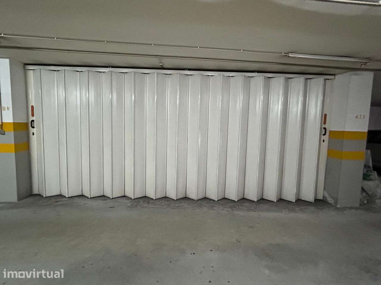 Garagem Fechada 37 m² – 2 Carros com Saída Independente – Vermoim Maia - Grande imagem: 2/5