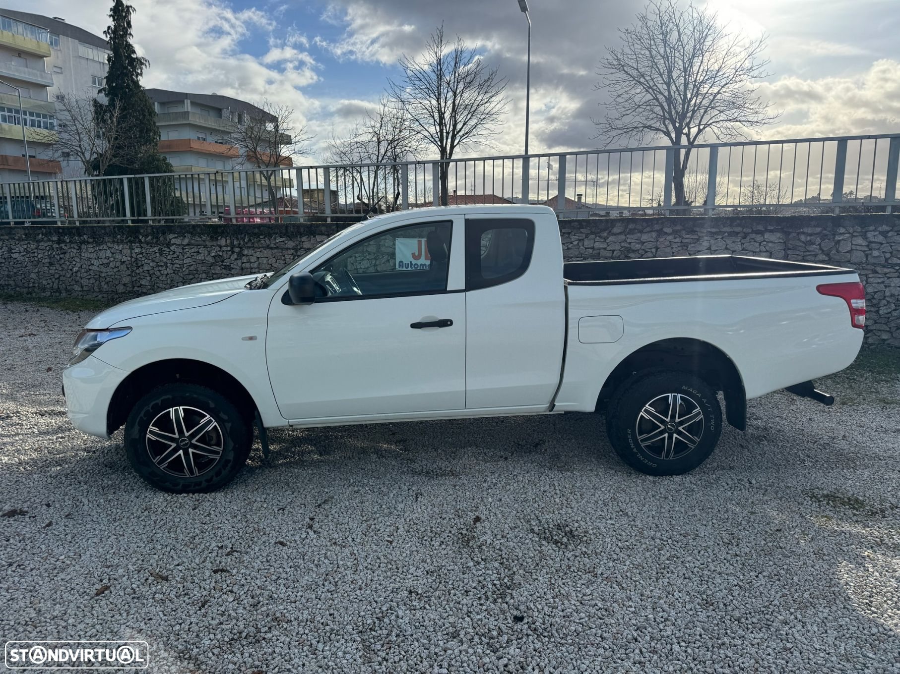 Mitsubishi L200 2.4 DI-D Club Invite 4WD - 5