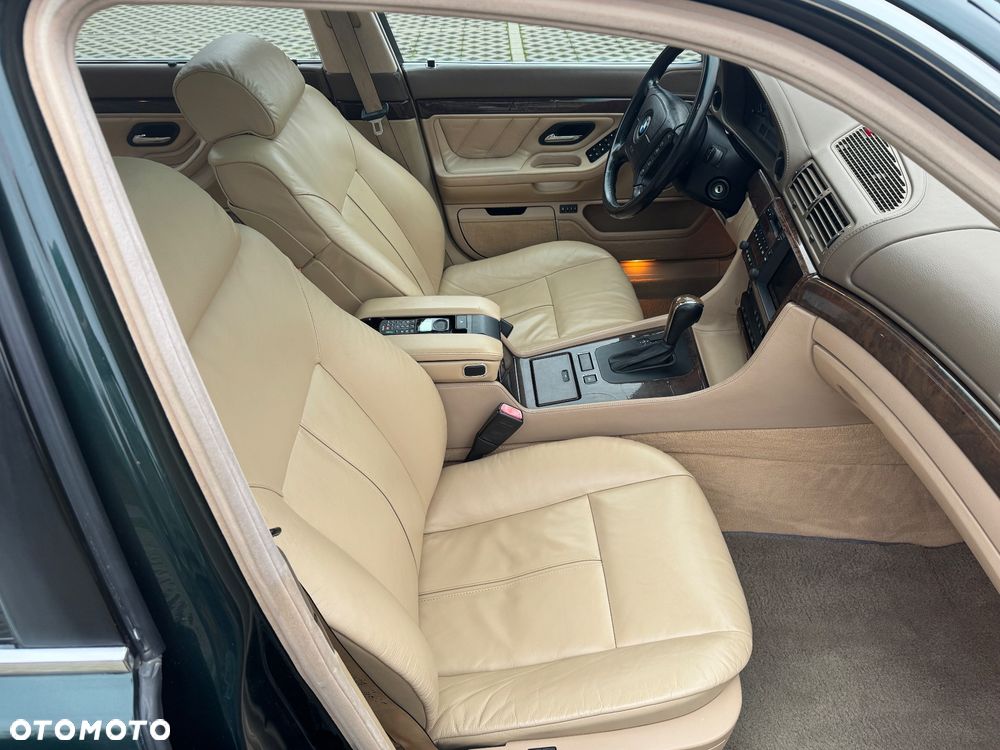BMW Seria 7 750i - 30