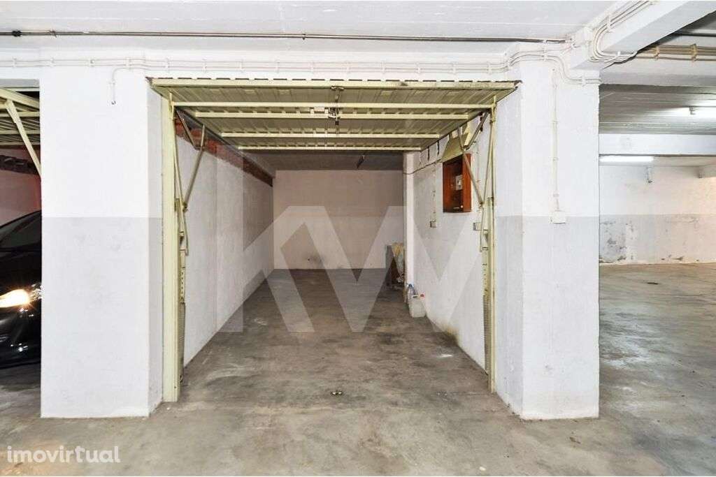 Garagem box com 23 m2 em estacionamento coletivo - Cacém - Grande imagem: 3/7