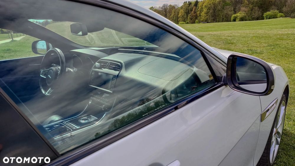 Jaguar XE 2.0 D AWD R-Sport - 13