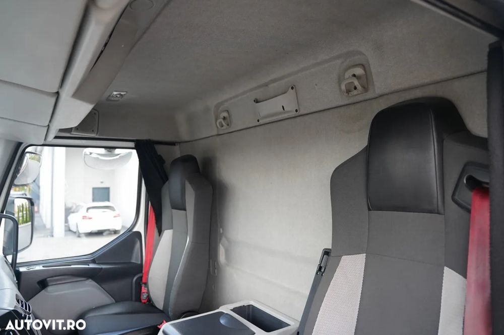 Renault D 26 WIDE / 6x2 / CAROSERIE CU PRELATĂ (CURTAINSIDER) - 8,5 M / CAMION RIGID / LIFT HIDRAULIC DHOLLANDIA - 1.500 KG / AXĂ LIFTABILĂ ȘI VIRATOARE / PODEA REZISTENTĂ (HEAVY-DUTY) / PRELATĂ RANFORSATĂ / EURO 6 - 25