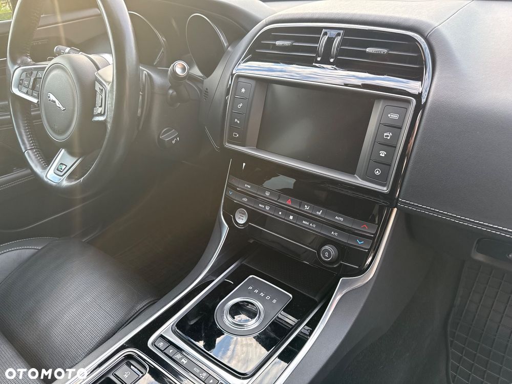 Jaguar XE 2.0 D R-Sport - 25