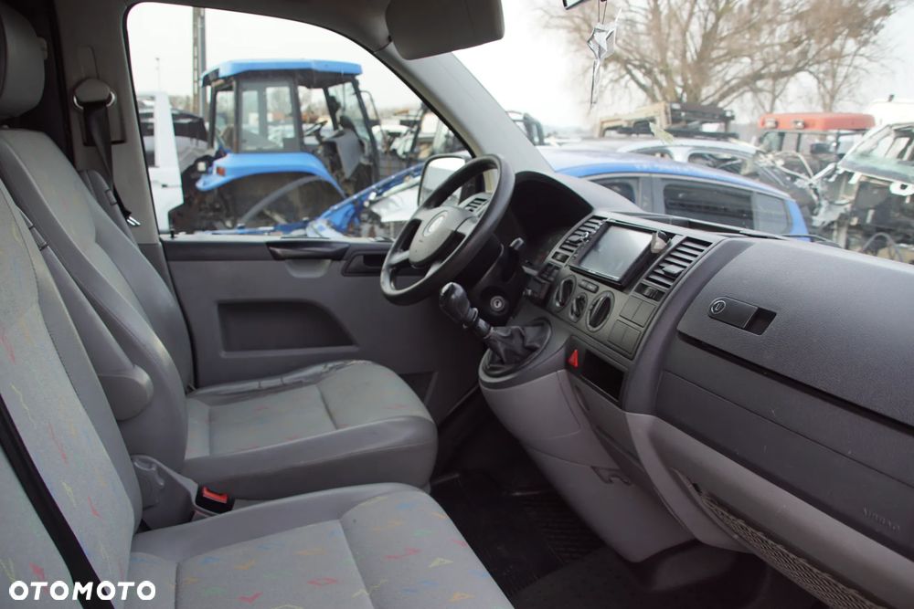 Auto na części - Volkswagen Transporter T5 2.5 TDI 130 KM BNZ KPE LL5M 2008R Silnik Skrzynia Drzwi Maska Klapa Błotnik Zderzak Lampa Szyba Klamka Lusterko Deska Kokpit Sterownik Moduł Czujnik Licznik Wyświetlacz Panel Kierownica - 14