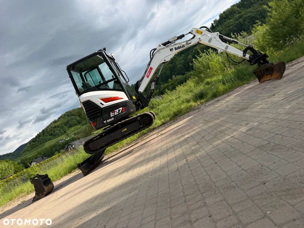 Bobcat E27z. Koparka Gąsienicowa 2,7 tony. 2024 rok. 870 mtg. Maszyna nie różni się od nowej z salonu!! Skarpówka Hydrauliczna! Pochodzi ze szkółki roślinnej z Norwegii. Zero luzów. pracowała przy krzewach!! Aktualna DEKRA dokumentacja. Silnik Yanmar! Linie Hydr. Dodatkowe. Szybkozłącze Hydr. Szybka wolna jazda. Wersja Norweska. Długie ramię. OKAZJA. Zero wycieków. Sztywna maszyna! - 35