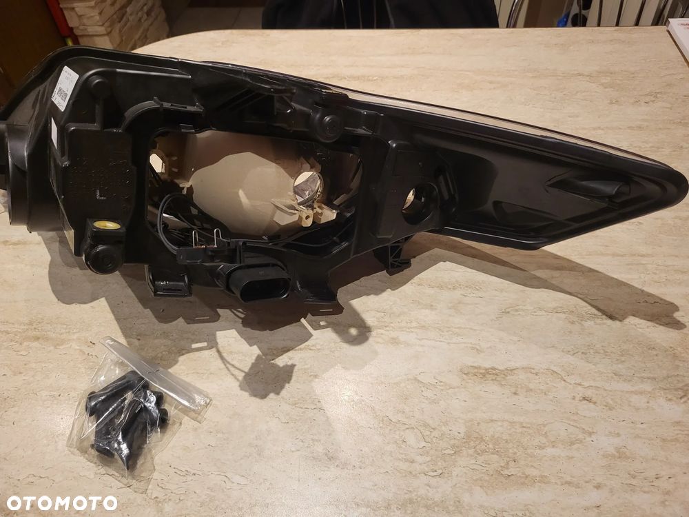 Reflektor Prawy  (H1/H7/PY21W, elektryczny, z silnikiem , kolor kierunkowskazu: biały FORD MONDEO IV 07.10-01.15 VISTEON - 9