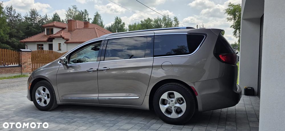Chrysler Pacifica - 11