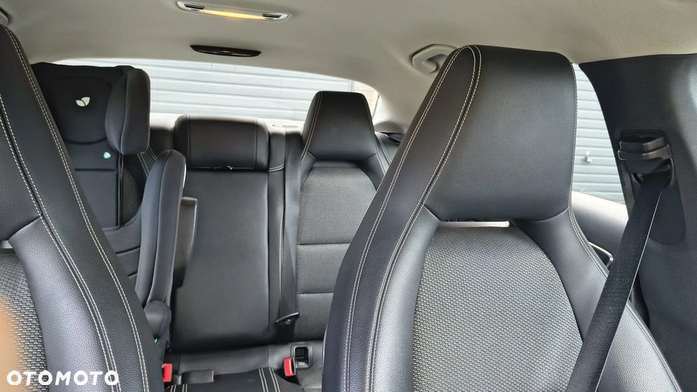 Mercedes-Benz CLA 180 7G-DCT - 20