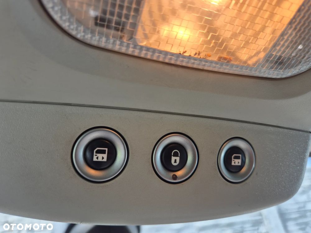 Peugeot 807 HDi 135 Platinum Pullmann - 33