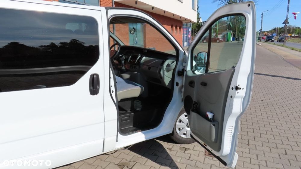Renault Trafic Passenger - 17