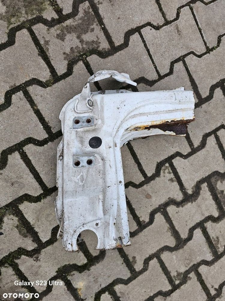 Słupek dolny prawy Maxity Cabstar 07-23r - 1