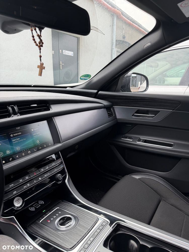 Jaguar XF 2.0 i4D AWD R-Sport - 32