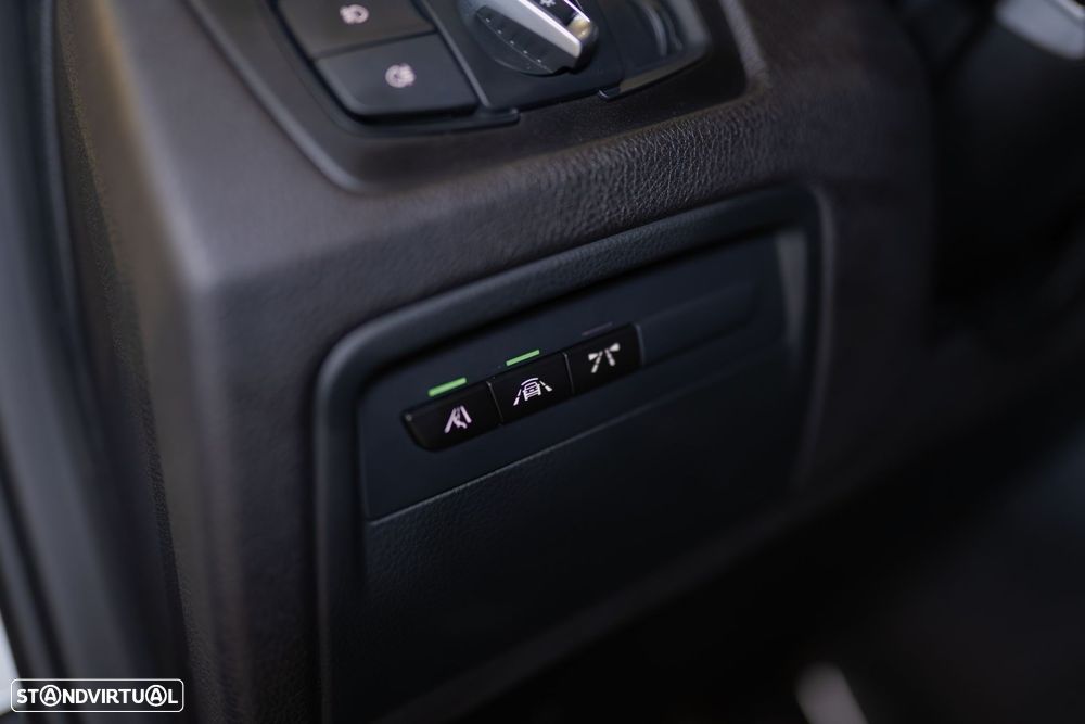 BMW 330 i Pack M Auto - 32