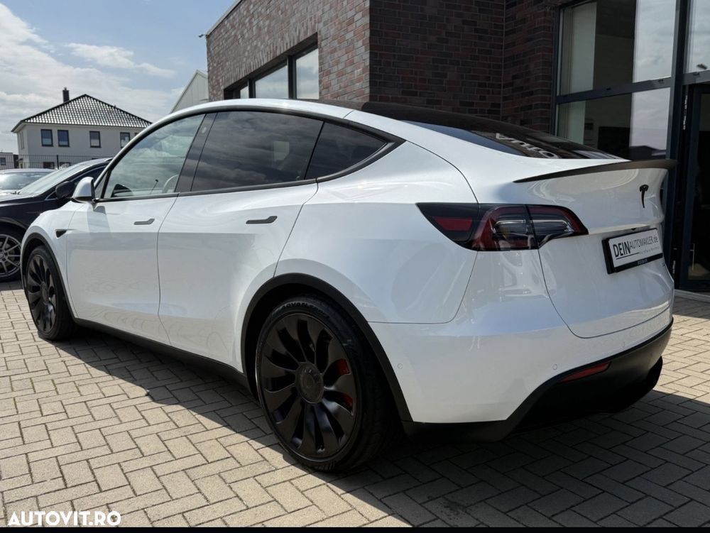 Tesla Model Y - 4