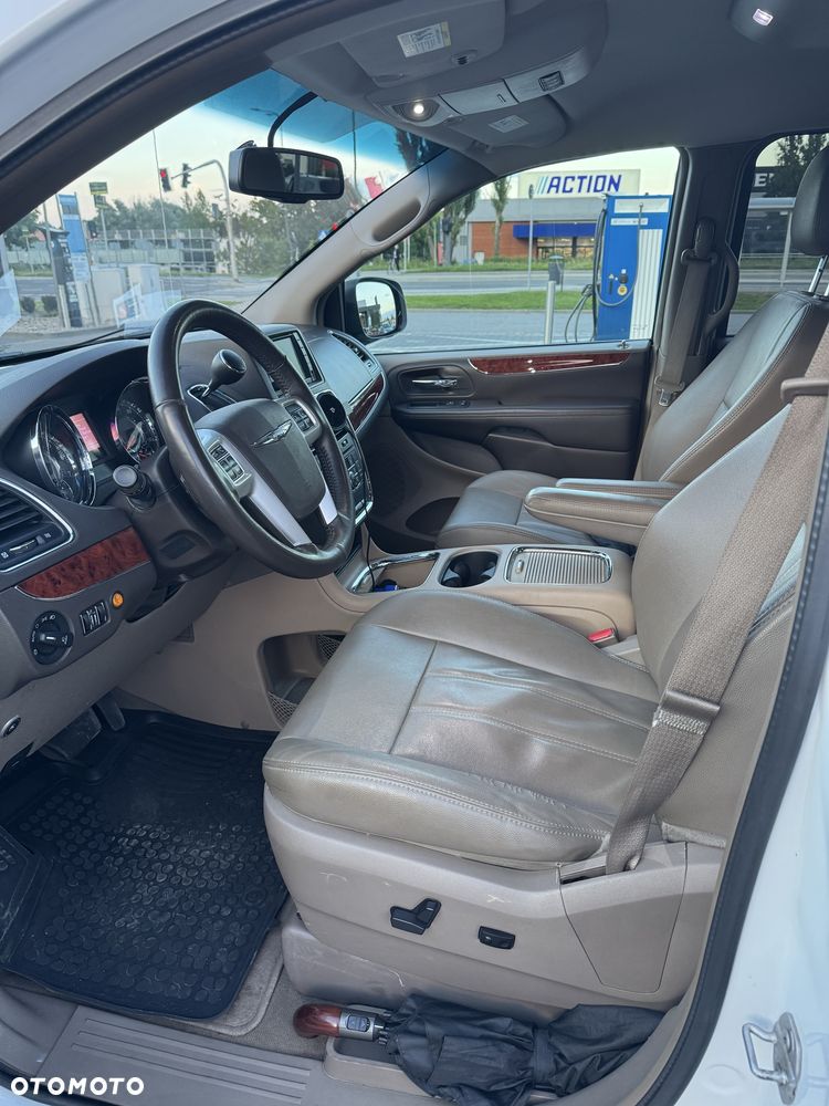 Chrysler Town & Country - 5