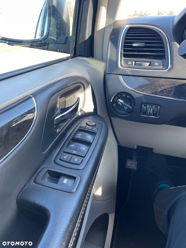 Chrysler Town & Country 3.6 Limited - 11