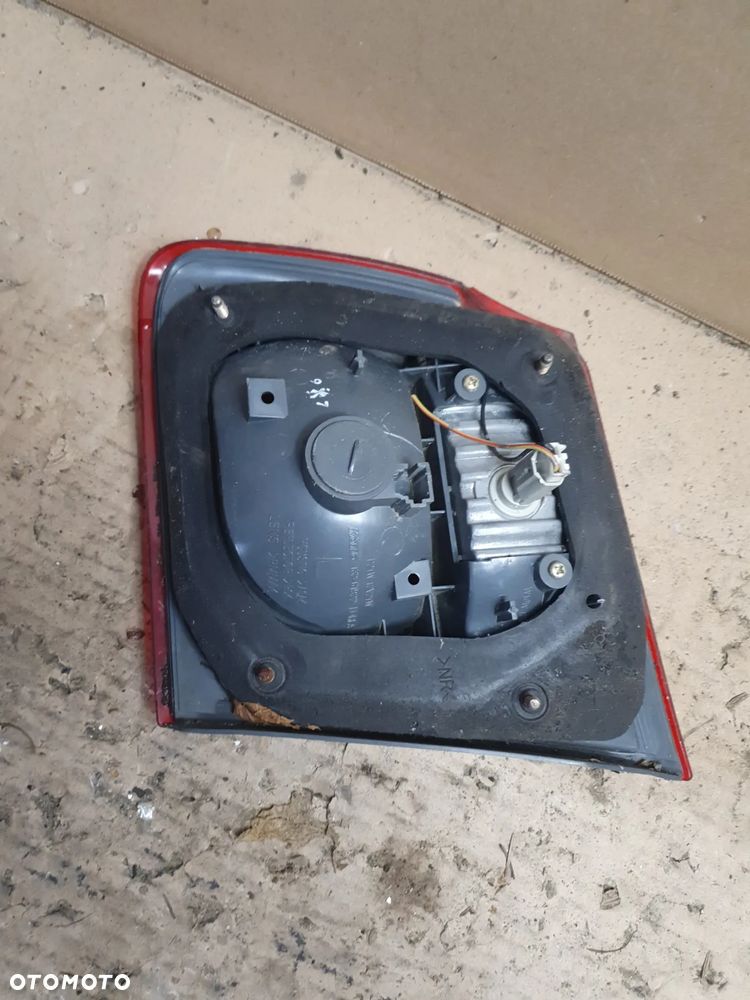 MAZDA 626 V GF LAMPA LEWA TYŁ W KLAPĘ 132-61922 - 4