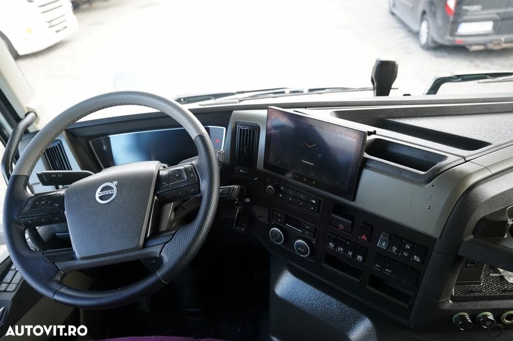 Volvo FM 500 / 6x2 / ANSAMBLU CAMION-REMORCĂ FRIGORIFIC CHERAU (ÎNCĂRCARE PRIN TRECERE) / 8,5 M + 6,8 M / CARRIER SUPRA / MULTITEMPERATURĂ / I-SHIFT / PLATFORMĂ HIDRAULICĂ DHOLLANDIA / AXĂ RIDICABILĂ ȘI VIRATOARE / - 33