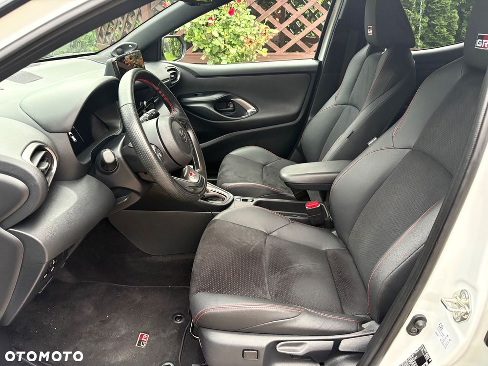 Toyota Yaris Hybrid 1.5 GR Sport - 37