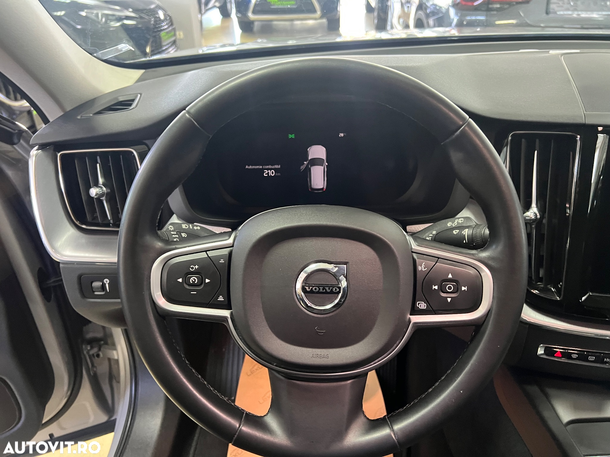 Volvo XC 60 B4 D AWD Geartronic Momentum Pro - 27