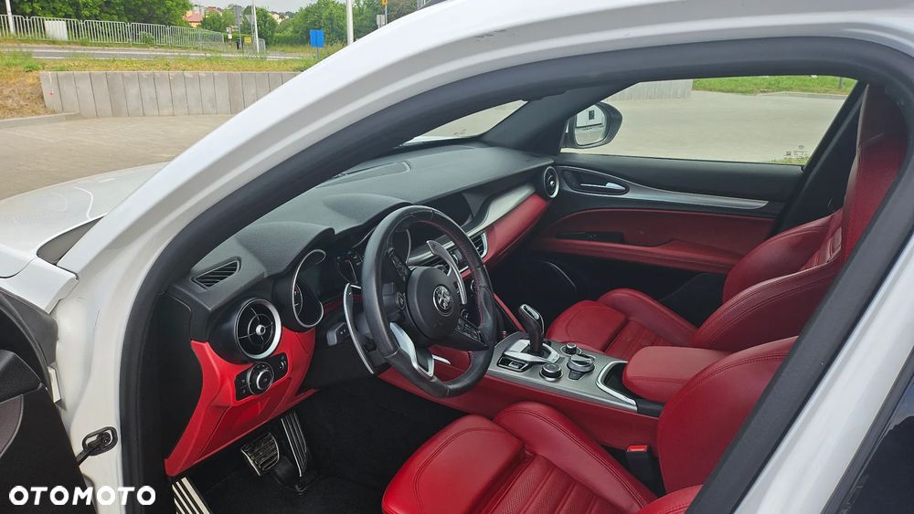Alfa Romeo Stelvio 2.0 Turbo 16V AT8-Q4 Ti - 8