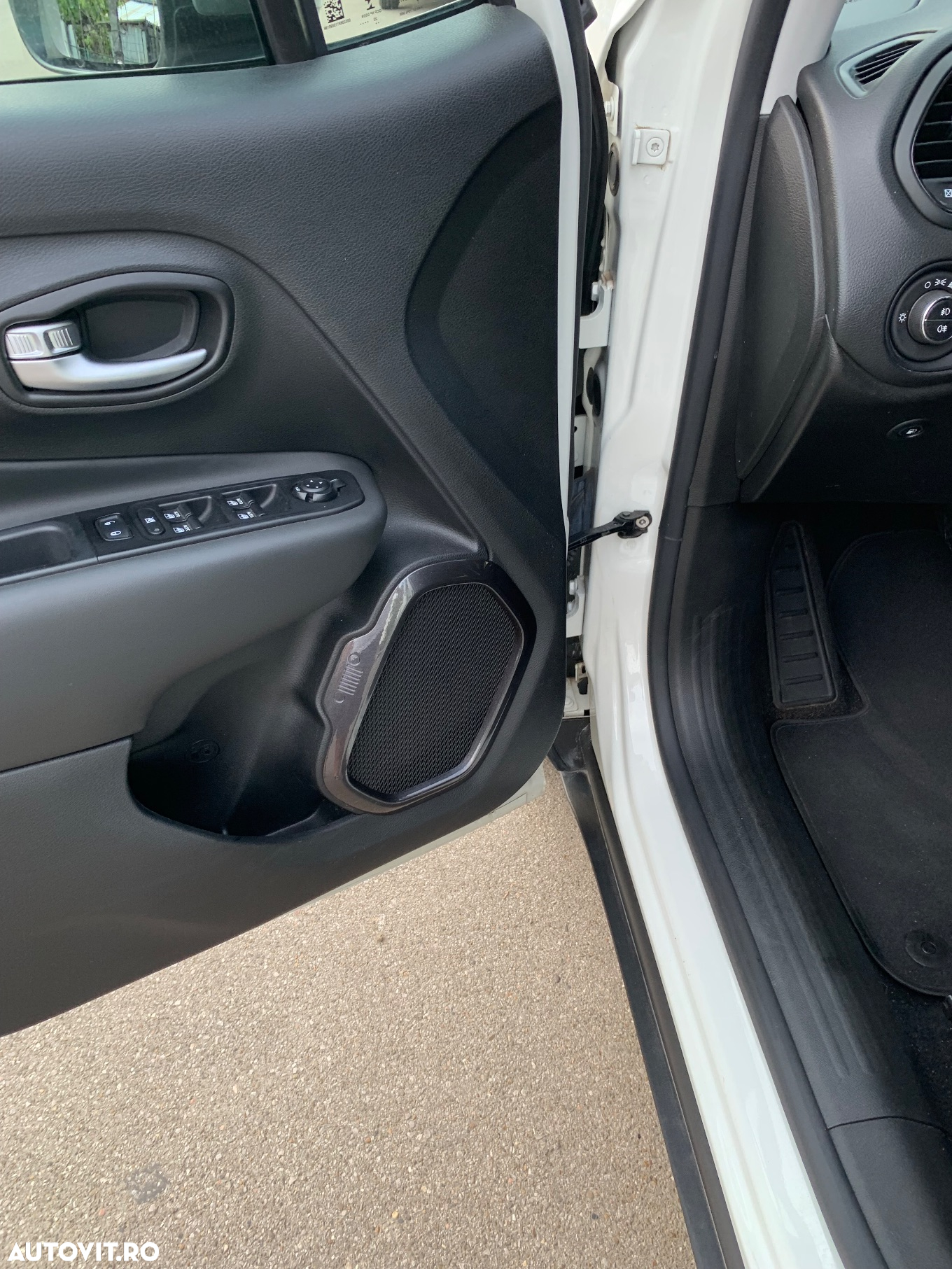 Jeep Renegade 1.3 T-GDI 4xe PLUG-IN Hybrid Automatik Summit - 28