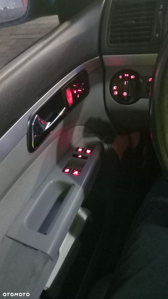 Volkswagen Touran 2.0 TDI Trendline DSG - 7