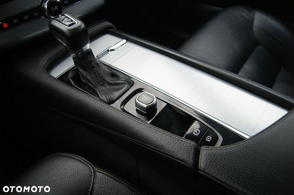 Volvo XC 90 D5 AWD Geartronic Momentum - 27